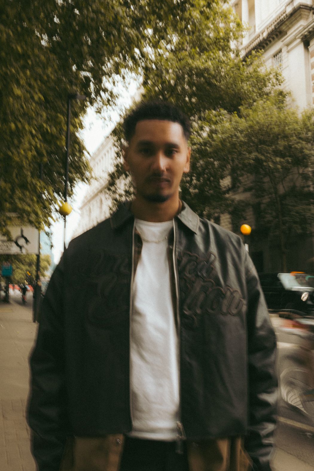 Kassim le photographe se tenant debout devant des arbres