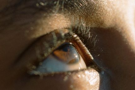 Oeil couleur noisette regardant vers le haut