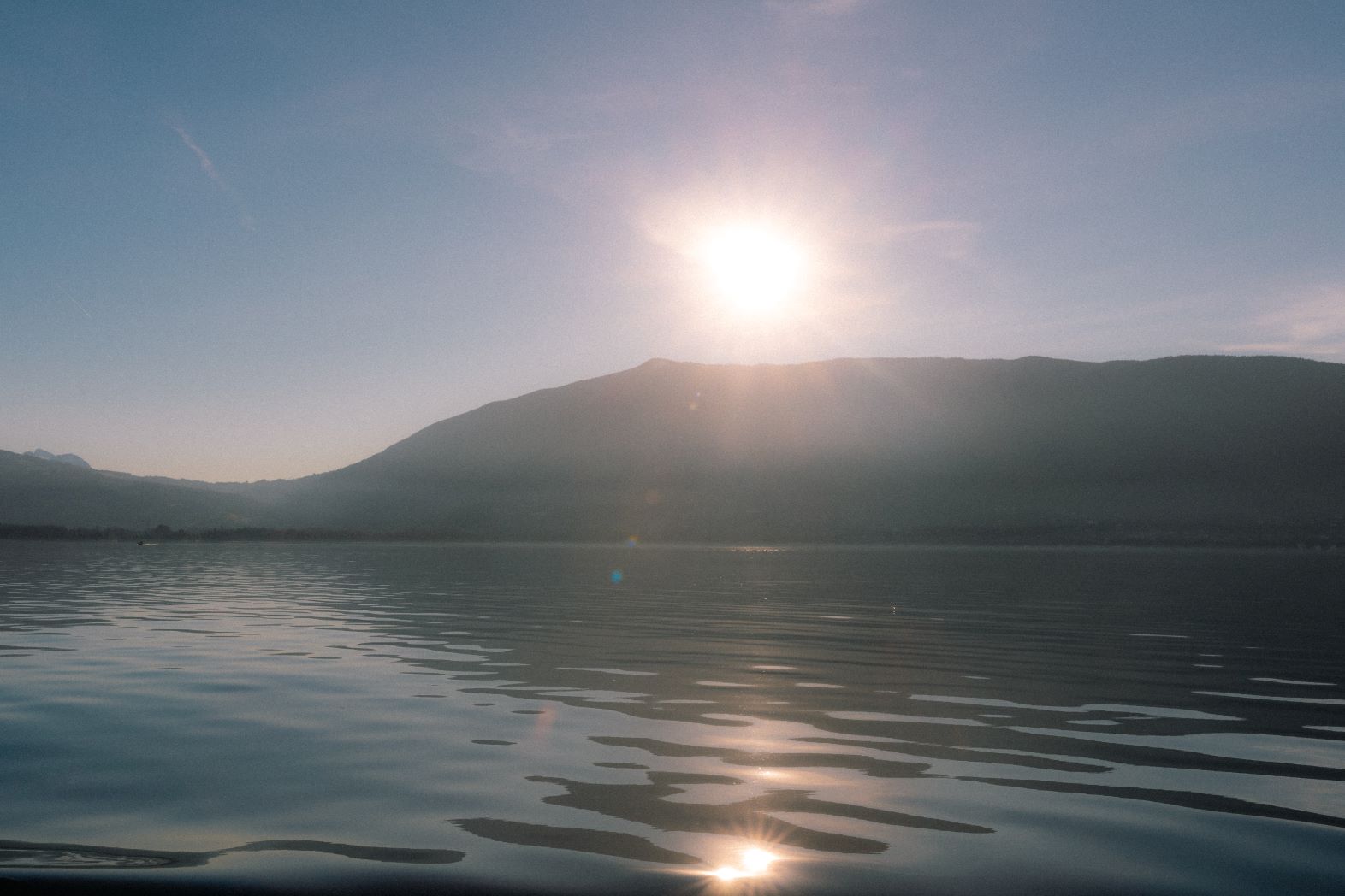 lac avec le relfet du soleil sur sa surface