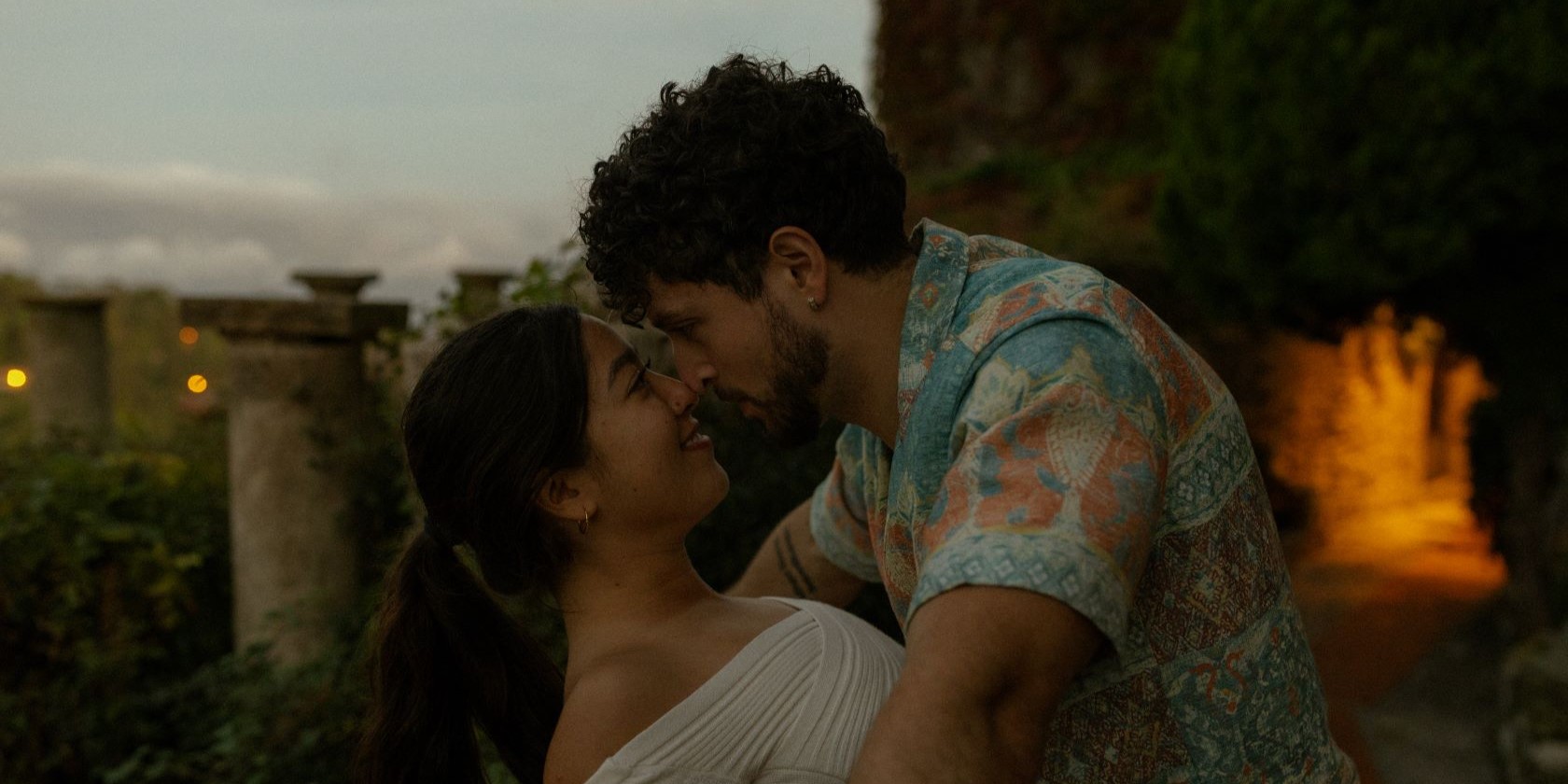 Couple penché, nez contre nez se regardant dans les yeux