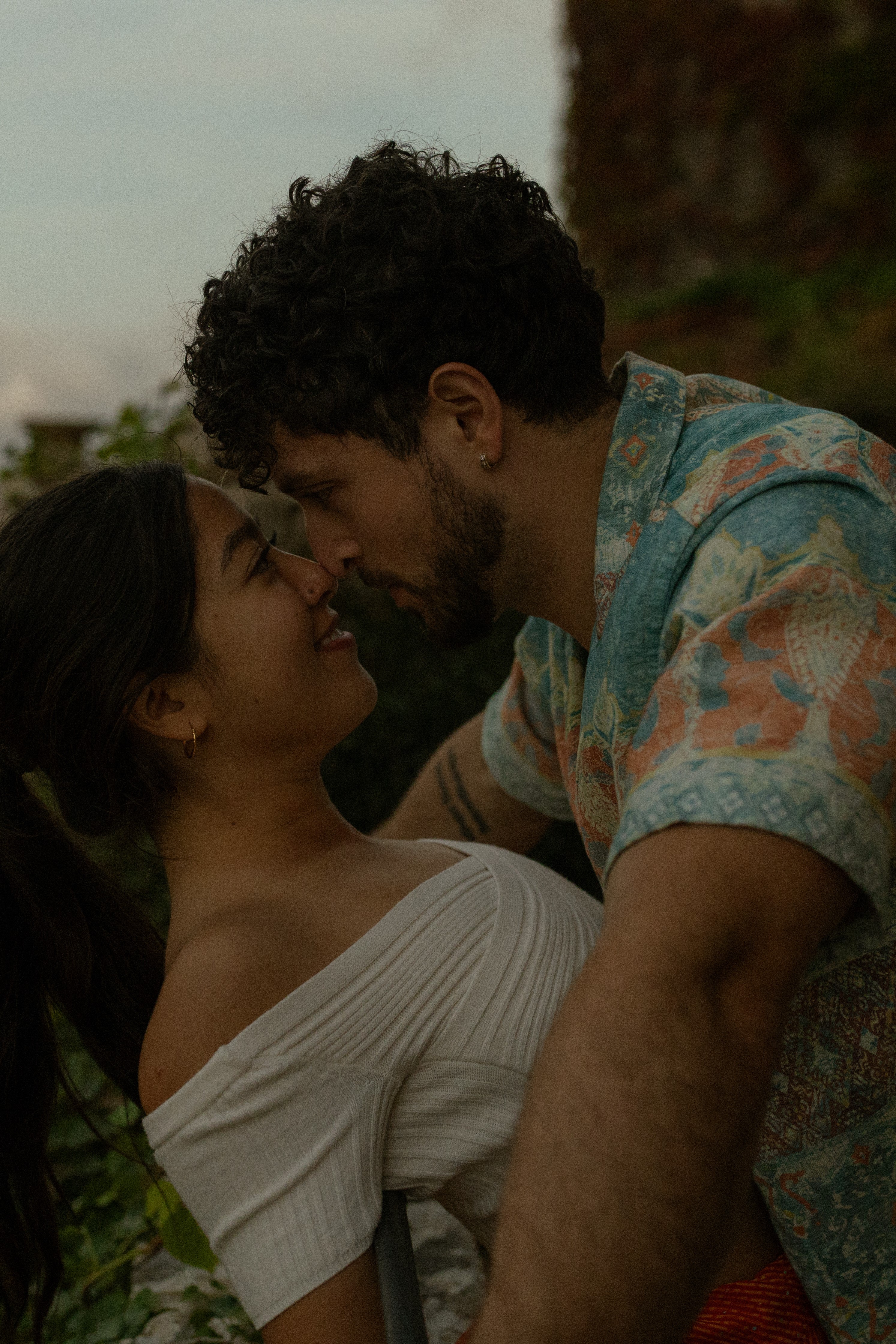 Couple penché, nez contre nez se regardant dans les yeux