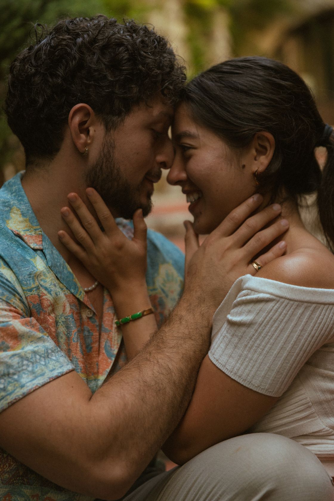 Image d'un couple souriant, nez contre nez