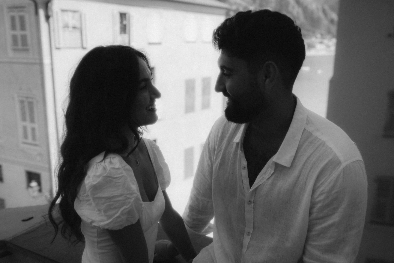 Image noir et blanc d'un couple se regardant en souriant