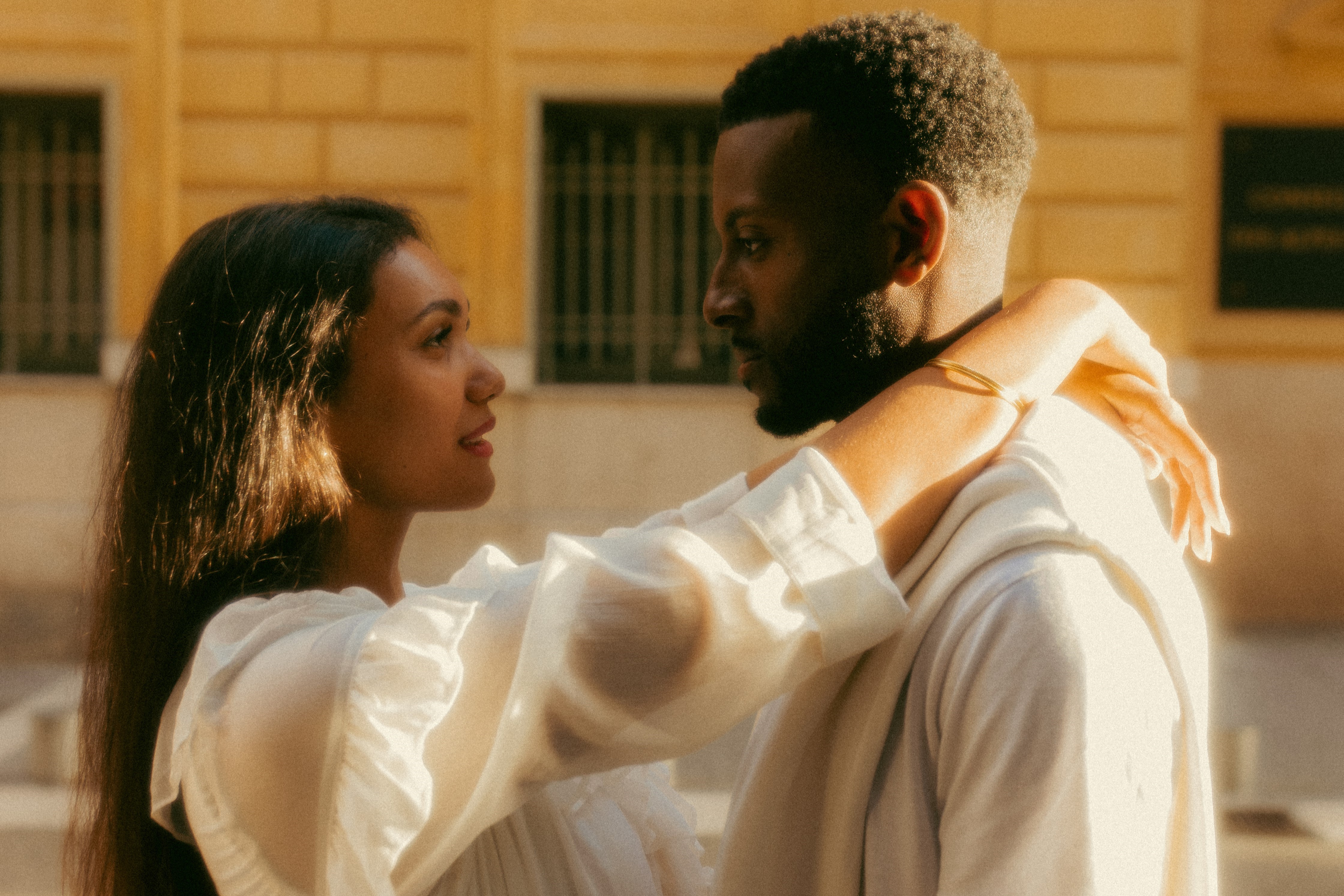 Couple avec la femme entrelacant l'homme avec ses bras autour de son cou