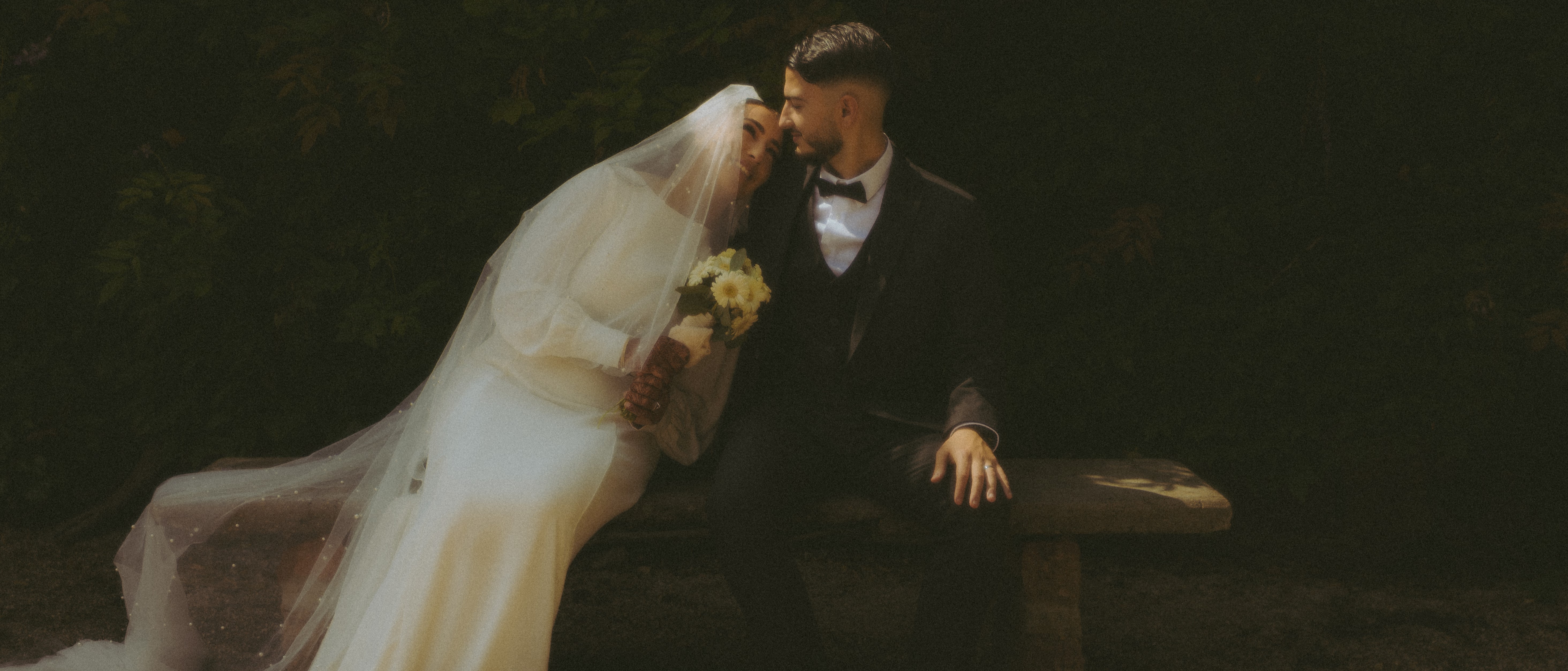 Couple marié avec la femme appuyant sa tête contre l'homme