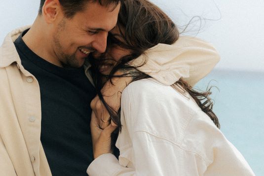Couple dans les bras l'un de l'autre