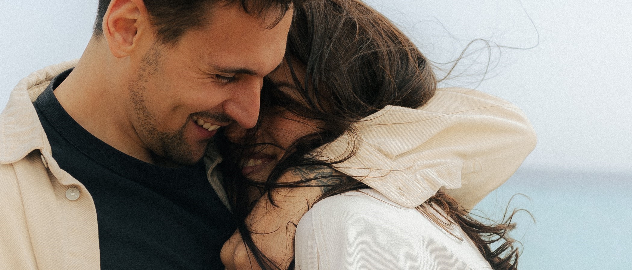 Couple dans les bras l'un de l'autre