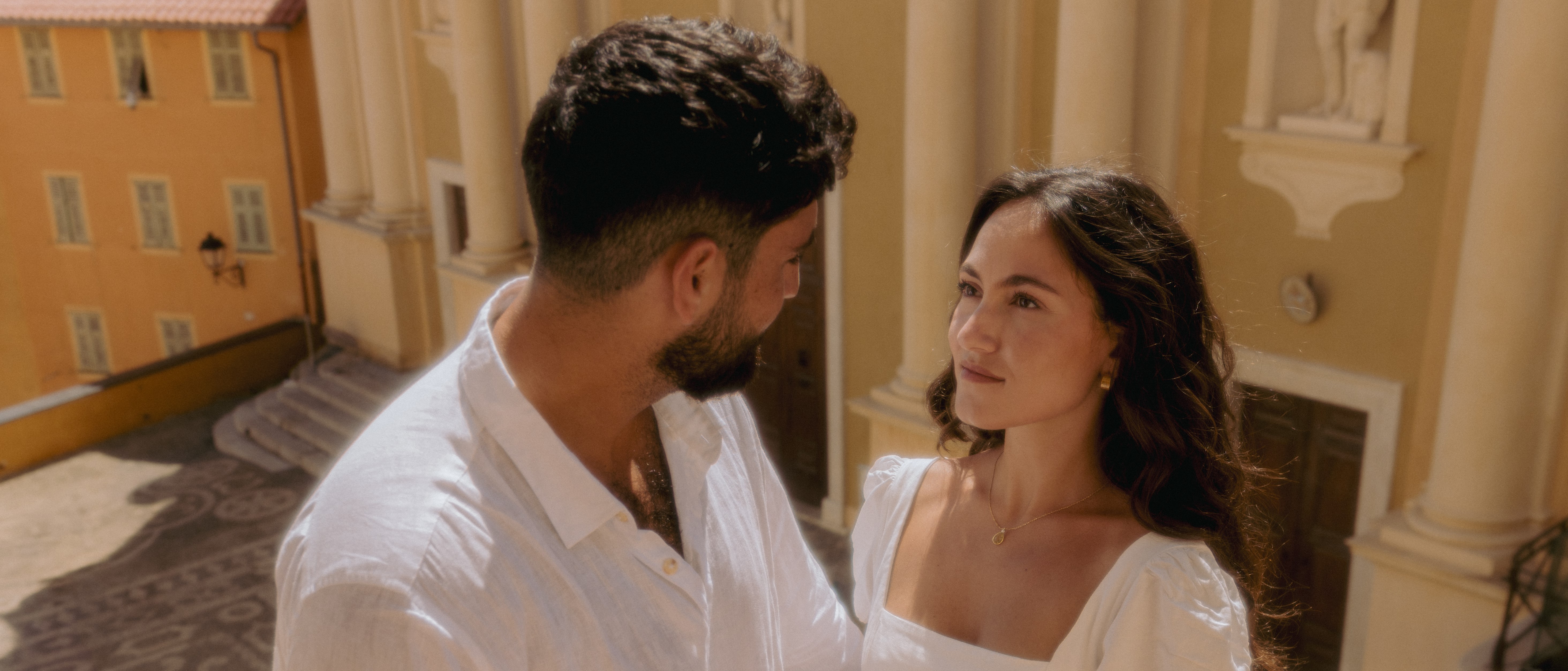 Couple se regardant dans les yeux