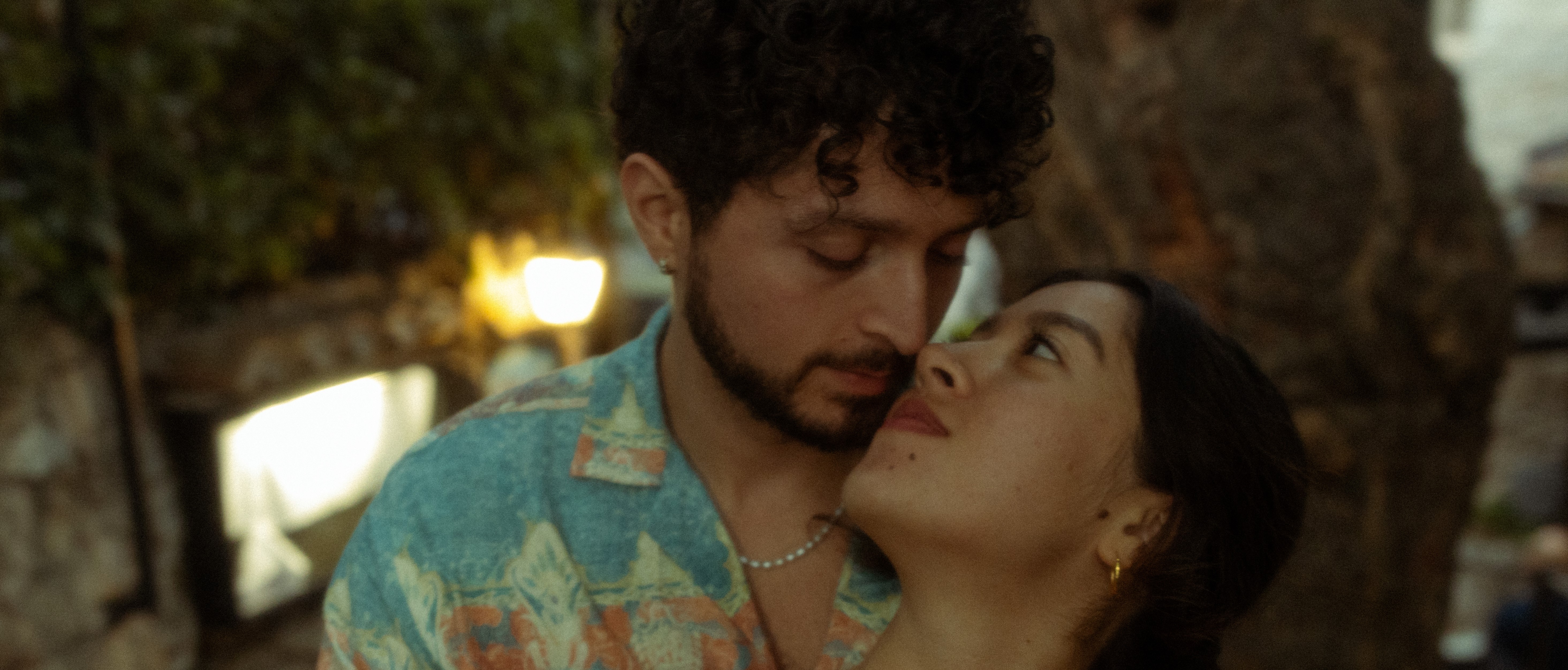 Couple se regardant dans les yeux