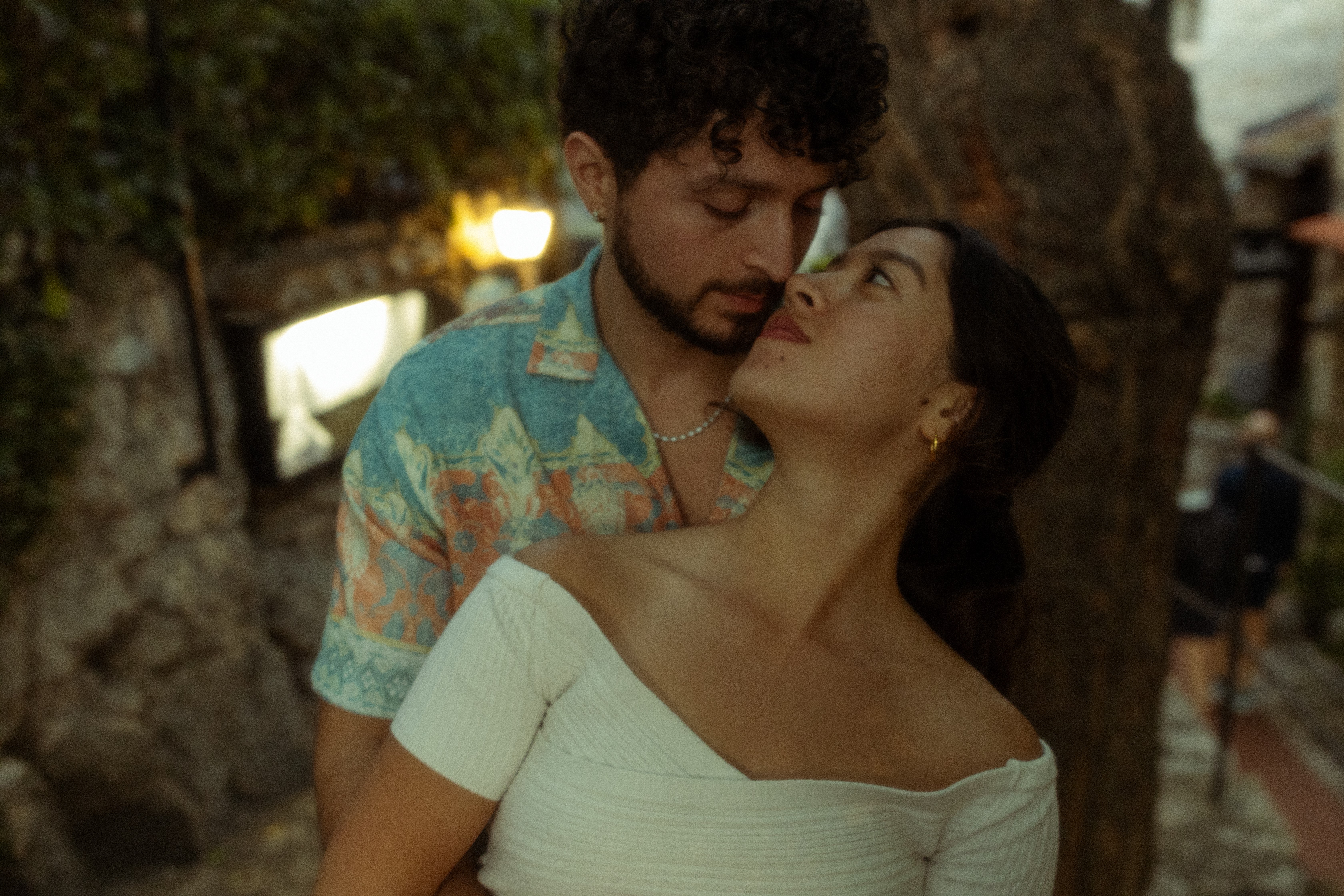 Couple se regardant dans les yeux