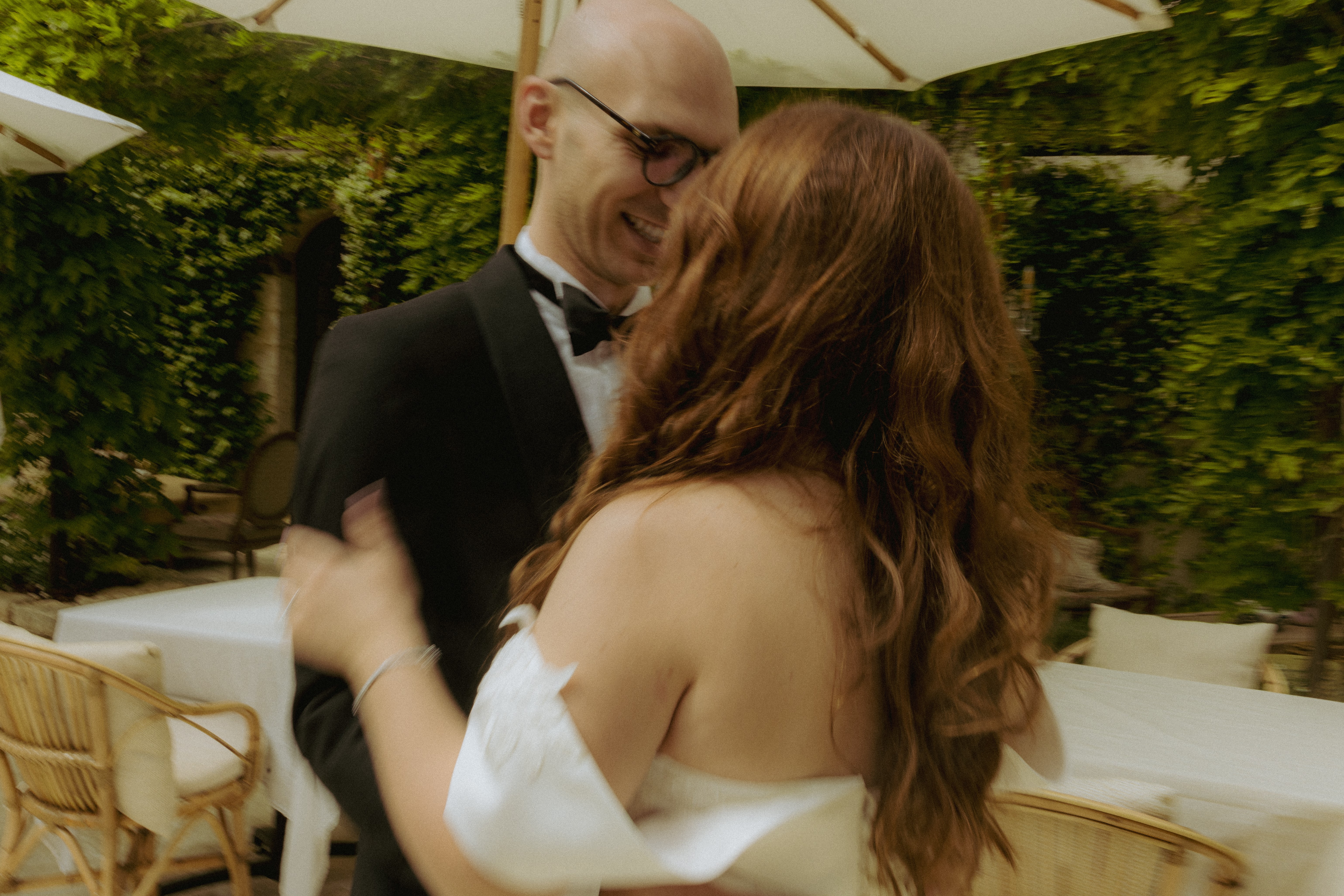 Couple marié dans les bras l'un de l'autre