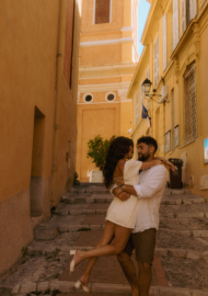 Couple dans une ruelle se regardant dans les yeux, l'homme porte la femme